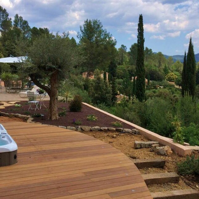 Aménagement extérieur d’un spa dans une propriété à Méounes dans le Var