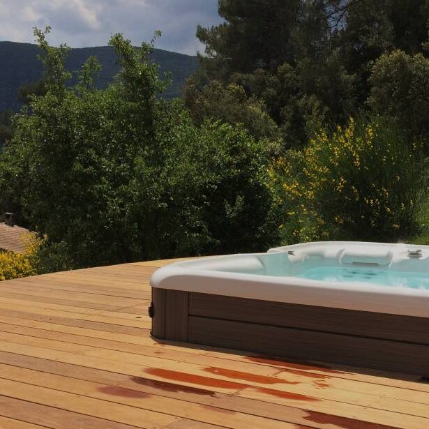 Aménagement extérieur d’un spa dans une propriété à Méounes dans le Var