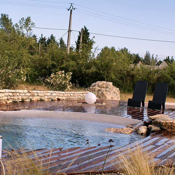 Aménagement et conception extérieur piscine et terrasse bois dans les Alpilles