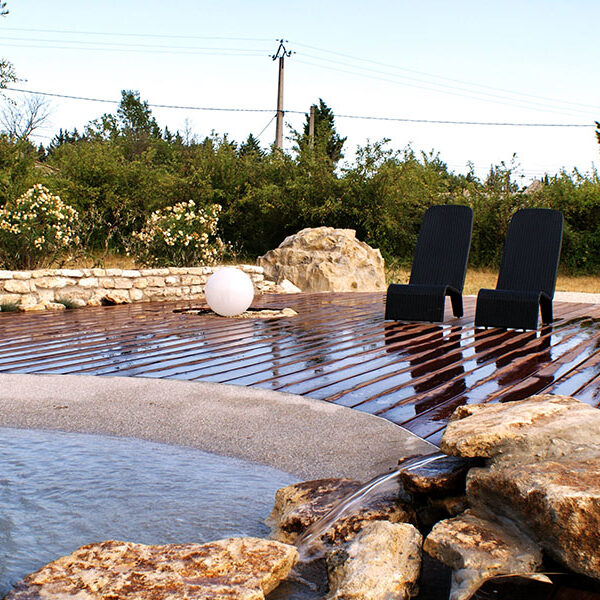 Aménagement extérieur piscine et terrasse bois dans les Alpilles