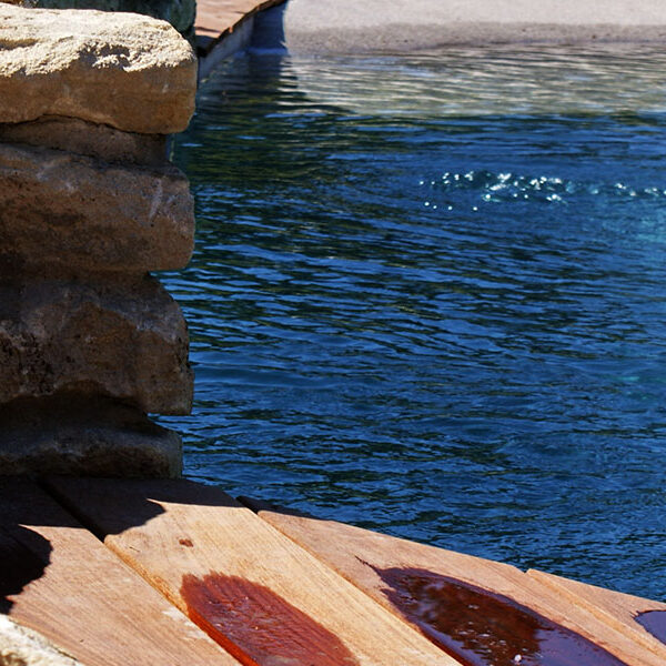 Aménagement extérieur piscine et terrasse bois dans les Alpilles