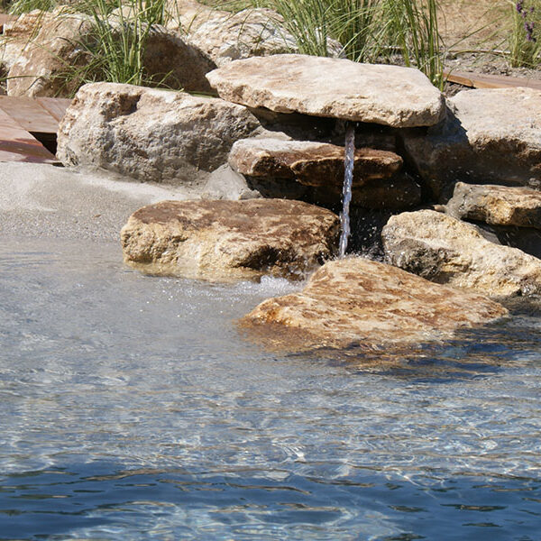 Aménagement extérieur piscine et terrasse bois dans les Alpilles