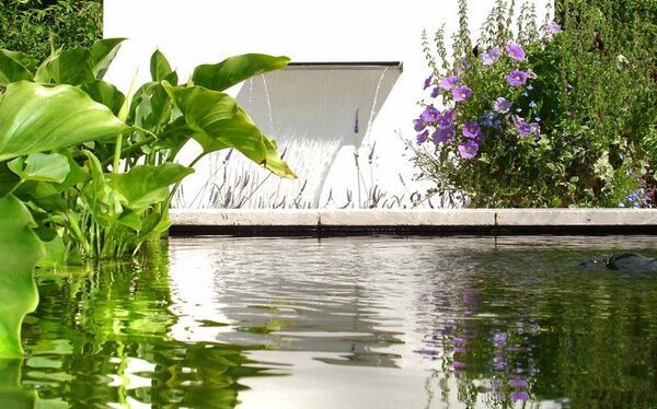 design-exterieur-murs-eau-dans-jardins