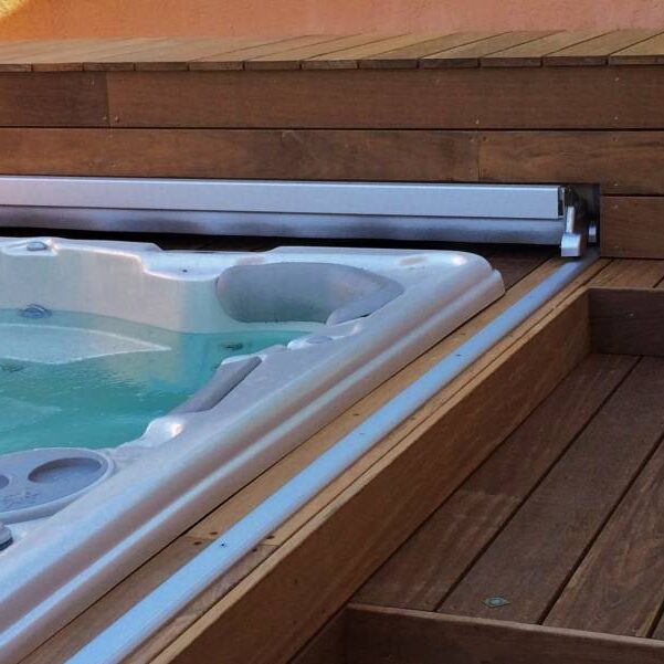 Design extérieur d’un spa de nage à Toulon dans le Var