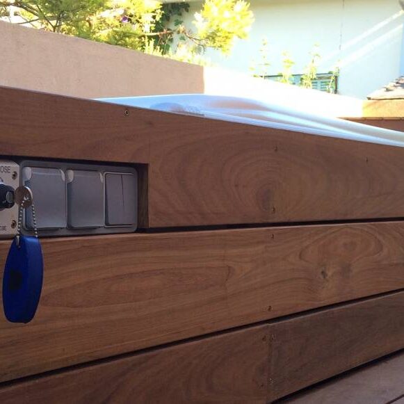 Design extérieur d’un spa de nage à Toulon dans le Var