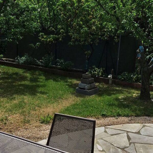 Jardin de ville avec bassin aquatique à Marseille