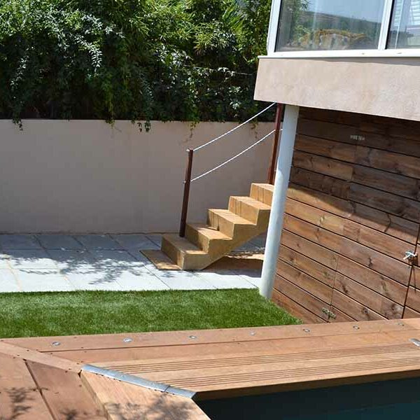 Jardin de ville avec mini-piscine