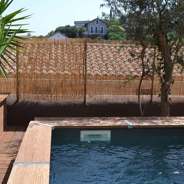 Jardin de ville avec mini-piscine