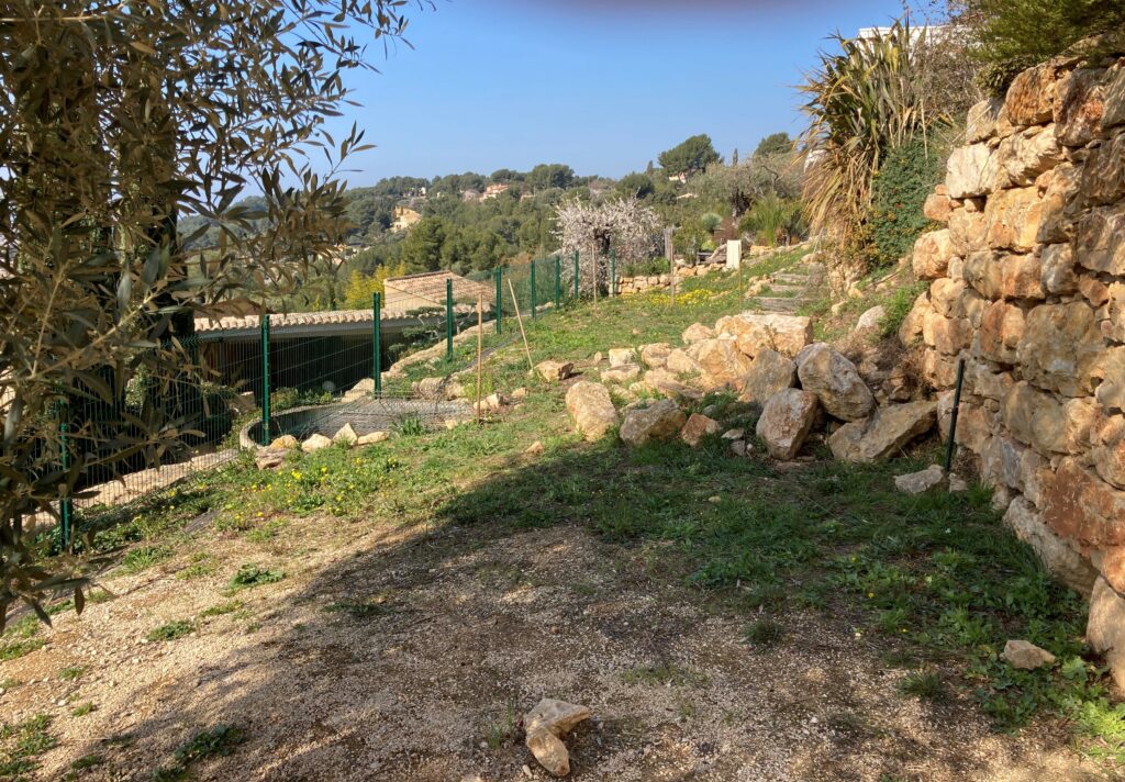 Le terrain avant travaux — projet Bao Garden à Ollioules