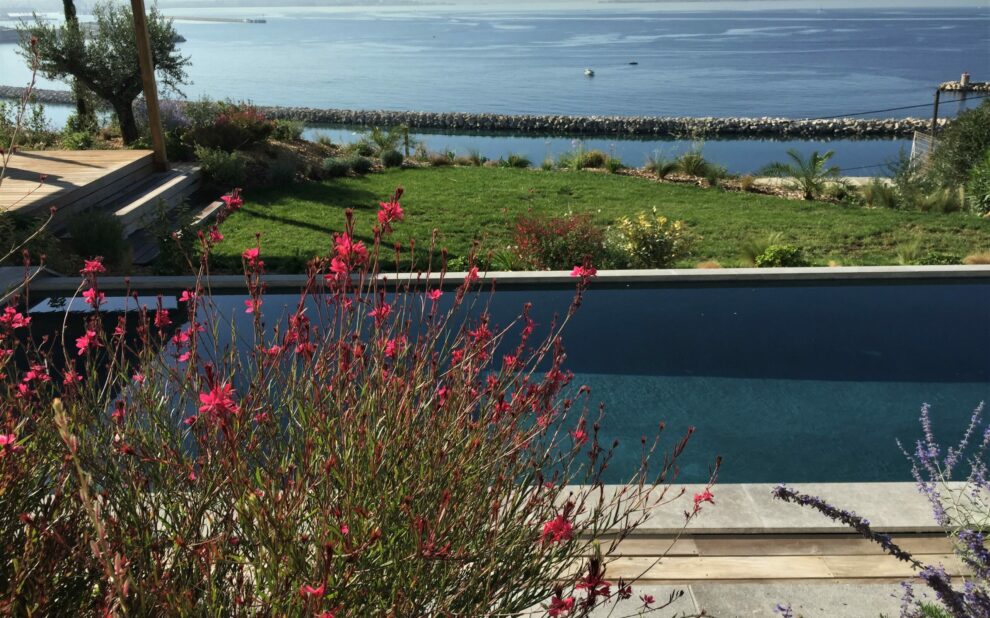 Le jardin sur la mer de la maison blanche - Côte Bleue