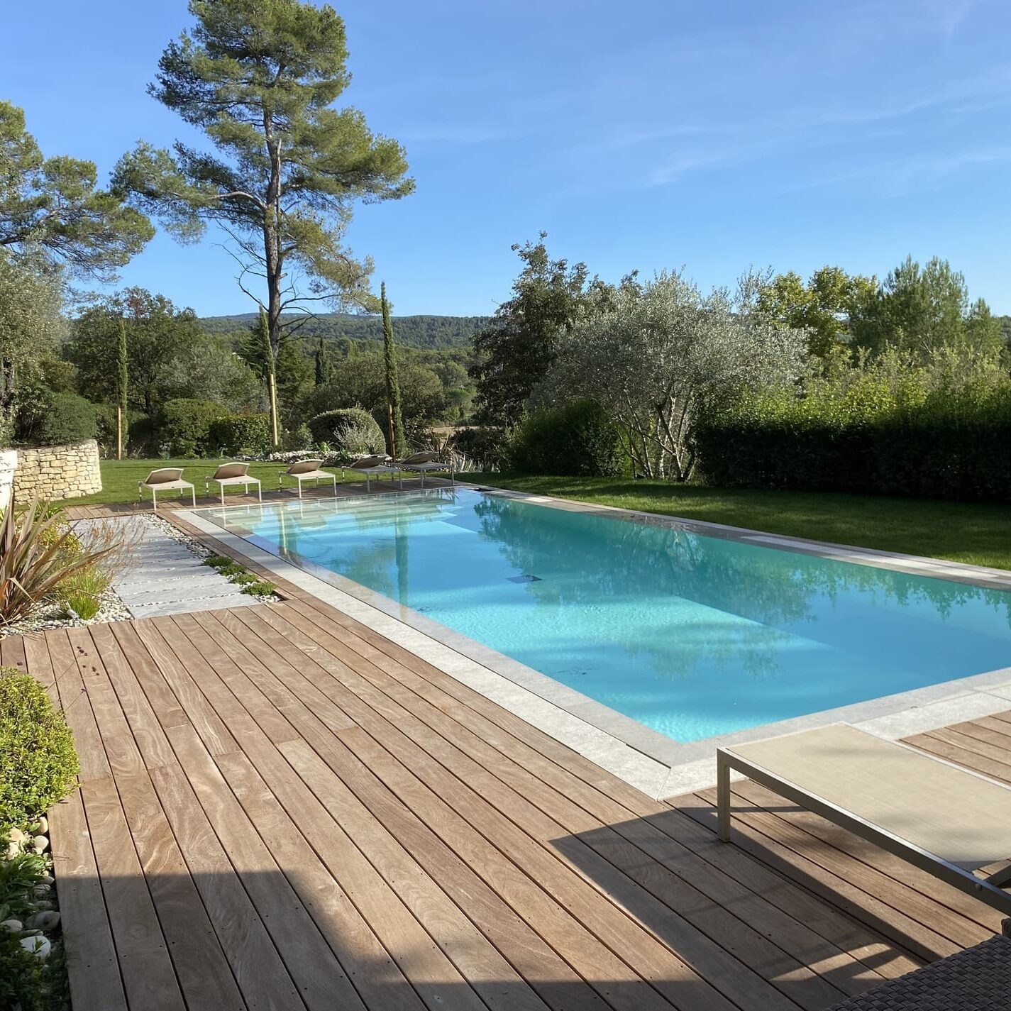 Création d’une piscine miroir, jardin d’une propriété dans le Luberon