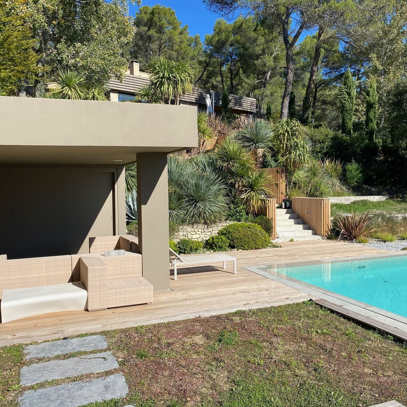 Réalisation d’une piscine miroir, jardin d’une propriété dans le Luberon