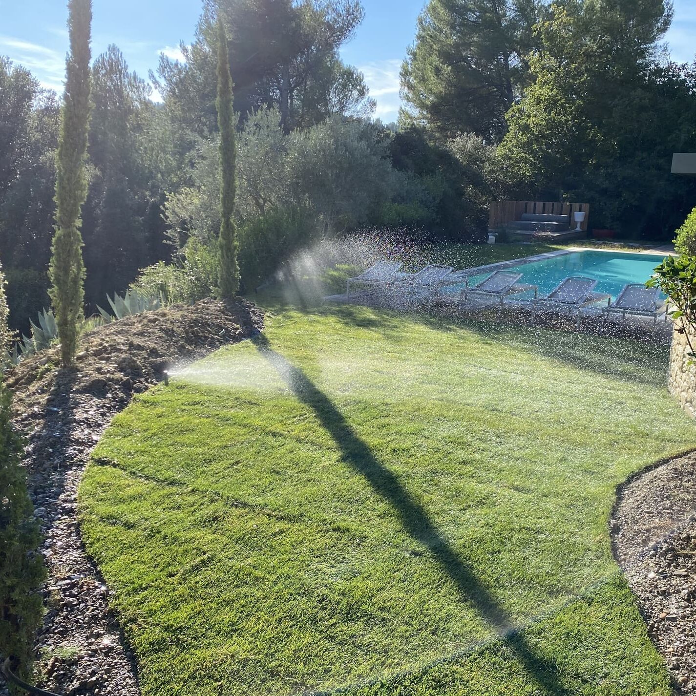 Création d’une piscine miroir, jardin d’une propriété dans le Luberon