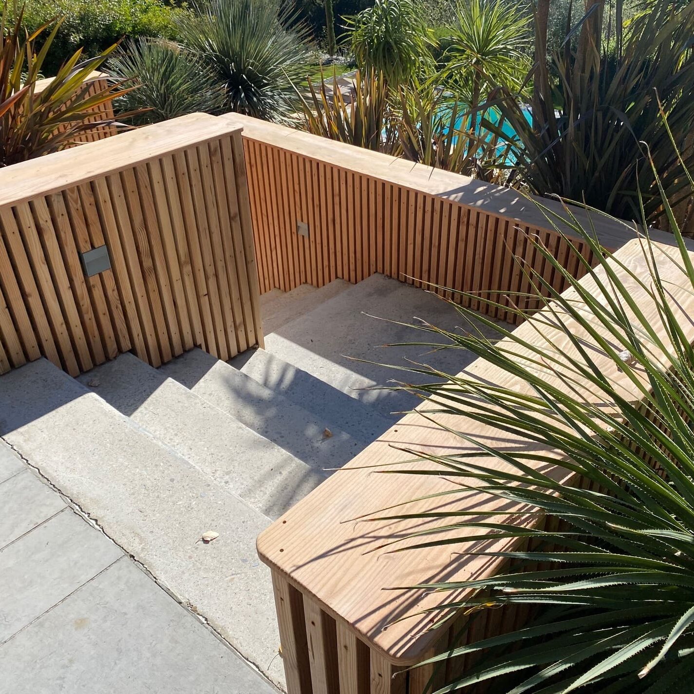 Piscine miroir, jardin d’une propriété dans le Luberon