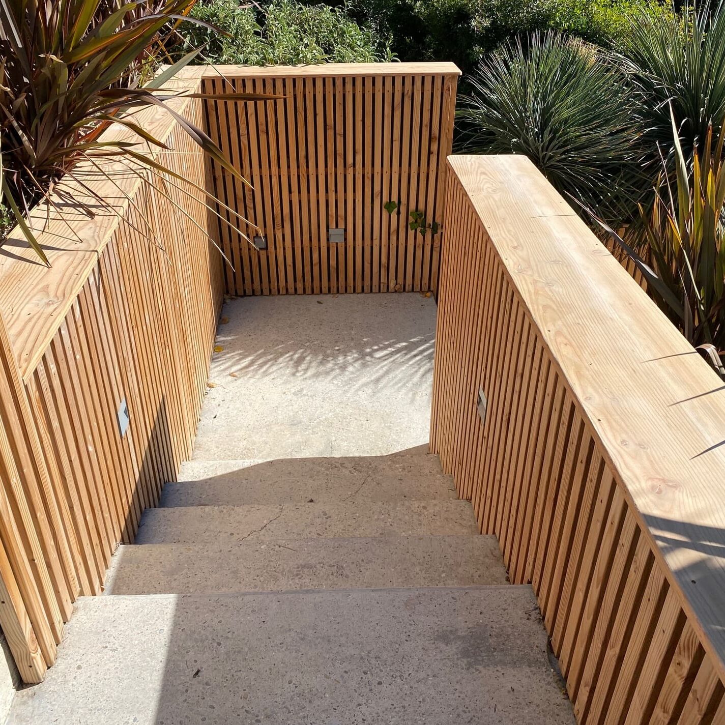 Piscine miroir, jardin d’une propriété dans le Luberon