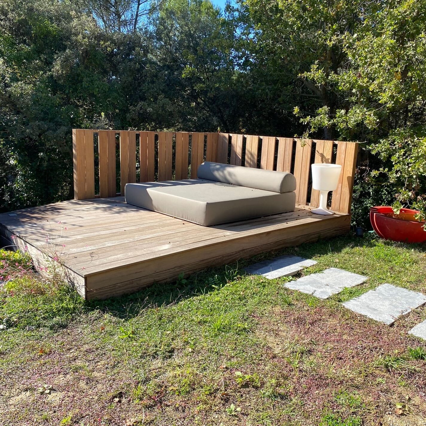 Aménagement d’une piscine miroir, jardin d’une propriété dans le Luberon