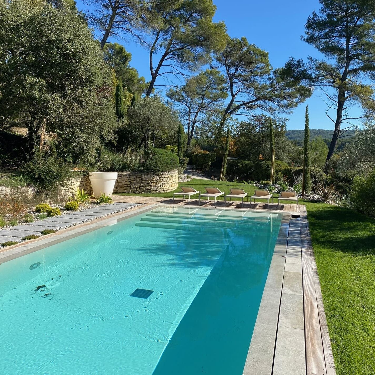 Conception d’une piscine miroir, jardin d’une propriété dans le Luberon