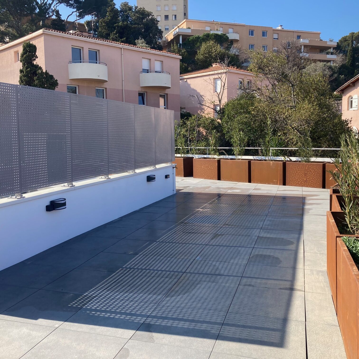 Design extérieur d'une terrasse panoramique au cœur de Marseille