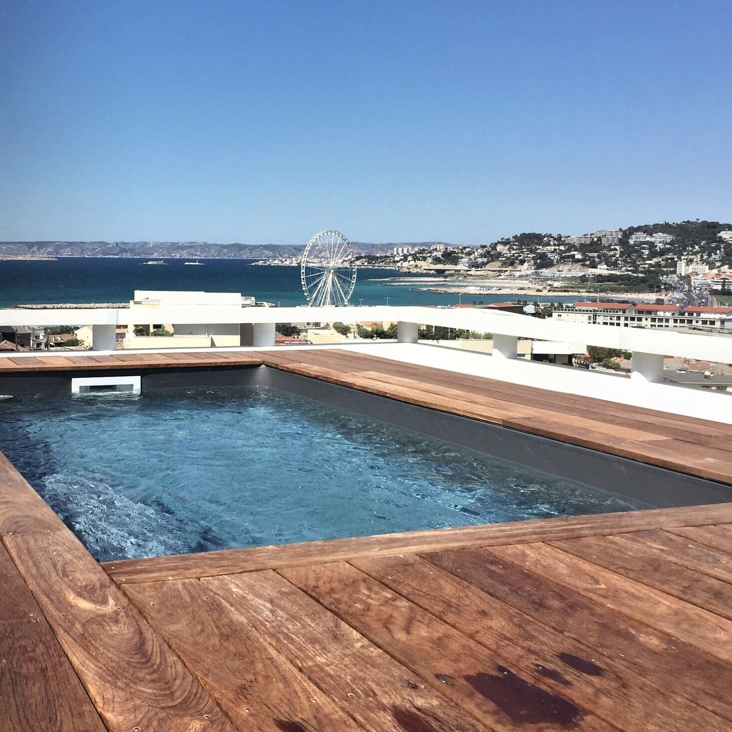 Mini piscine avec terrasse vue plein ciel à Marseille en Provence
