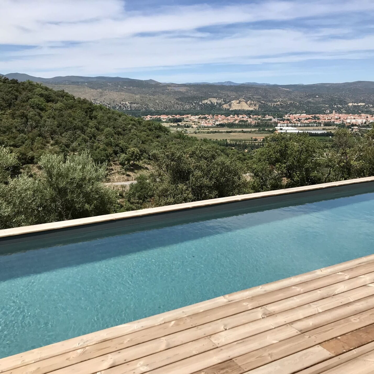 Piscine couloir de nage au pied du massif du Canigou