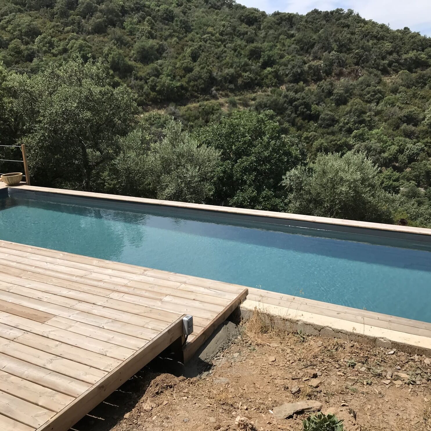 Couloir de nage au pied du massif du Canigou