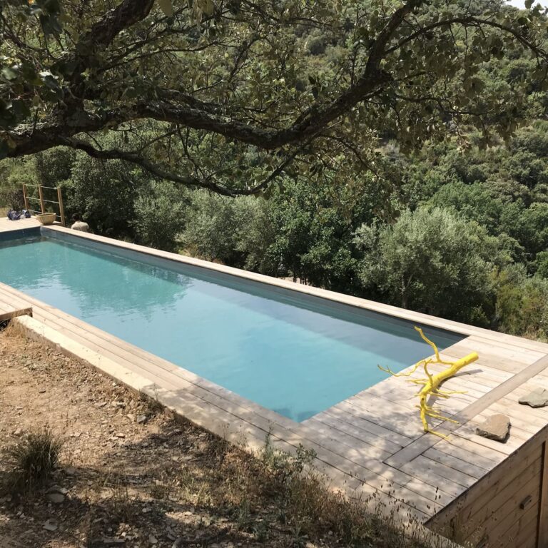 Piscine couloir de nage au pied du massif du Canigou