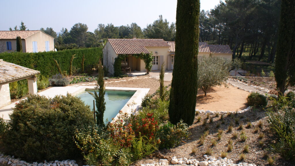Jardin sec d’une maison provençale à Eygalières