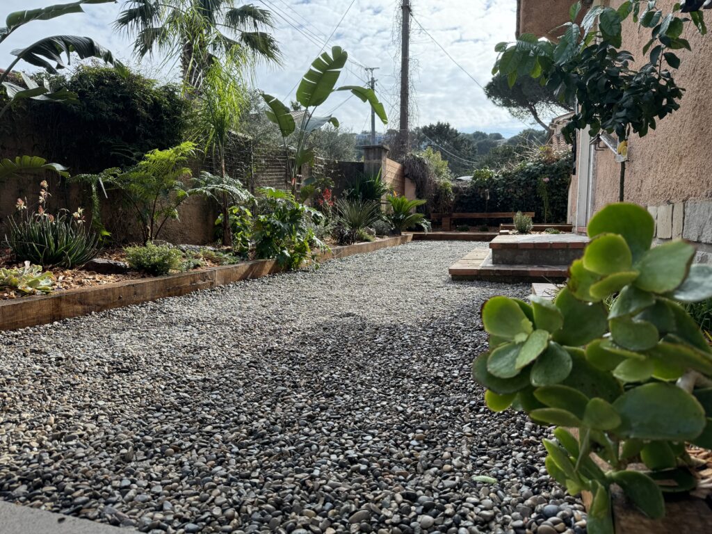 Le petit jardin exotique d’une maison de village à St Mandrier