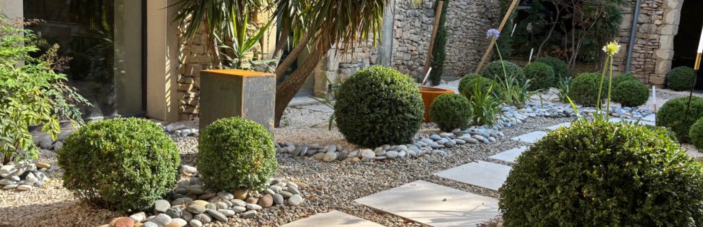 le jardin d’une maison historique à Nimes