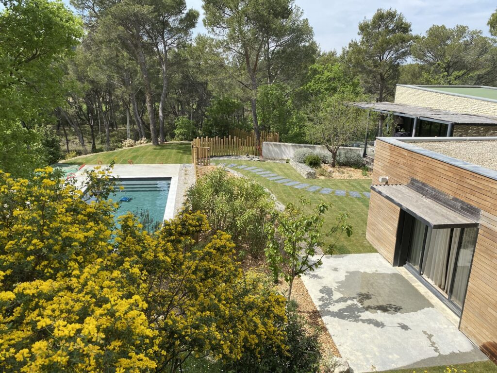Un jardin méditerranéen contemporain dans le Luberon — Jardins paysagers, Bao Garden