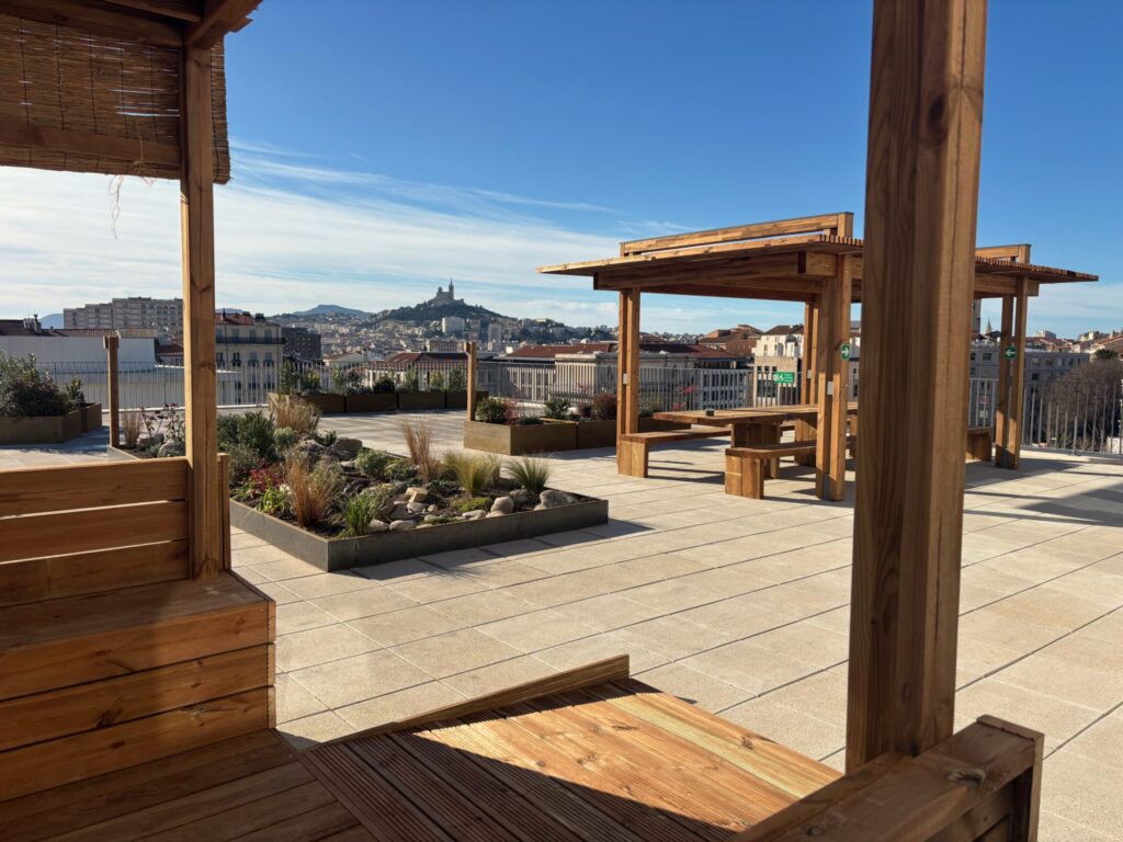 Terrasse de l’ADEME aménagée par Bao Garden à Marseille