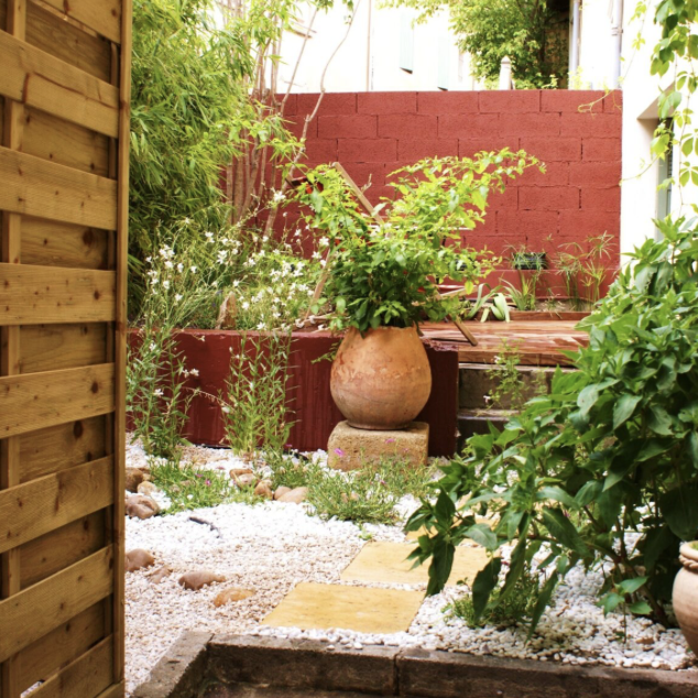 Le jardin de village « terre d’ocre » dans le Luberon