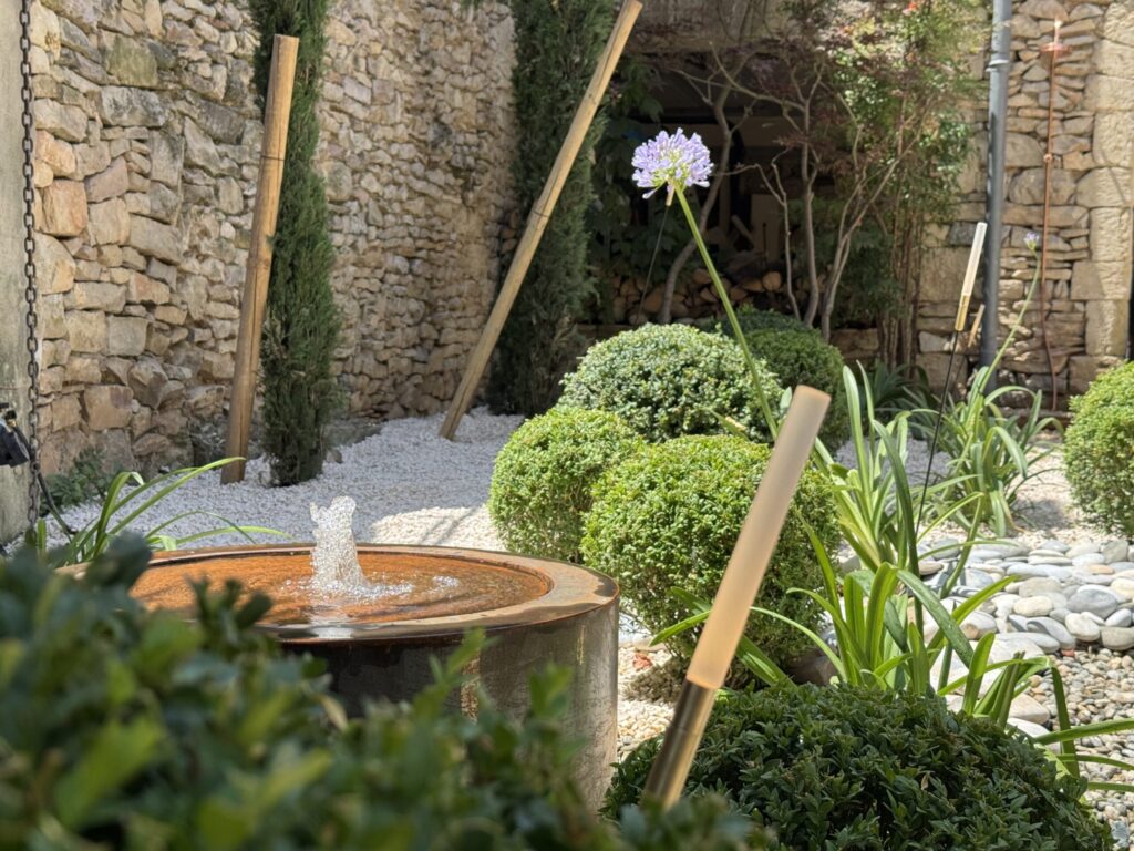 Le jardin d’une maison historique à Nîmes — Jardins de ville, Bao Garden
