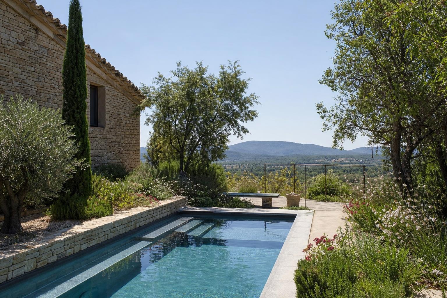 Mini-piscine intégrée entre pierre naturelle et végétation méditerranéenne dans un jardin du Luberon